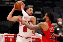 开云体育中国-勇士强势猛龙，拉文送出助攻