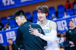 开云体育app-火箭鏖战尼克斯，胡金秋扛起全队