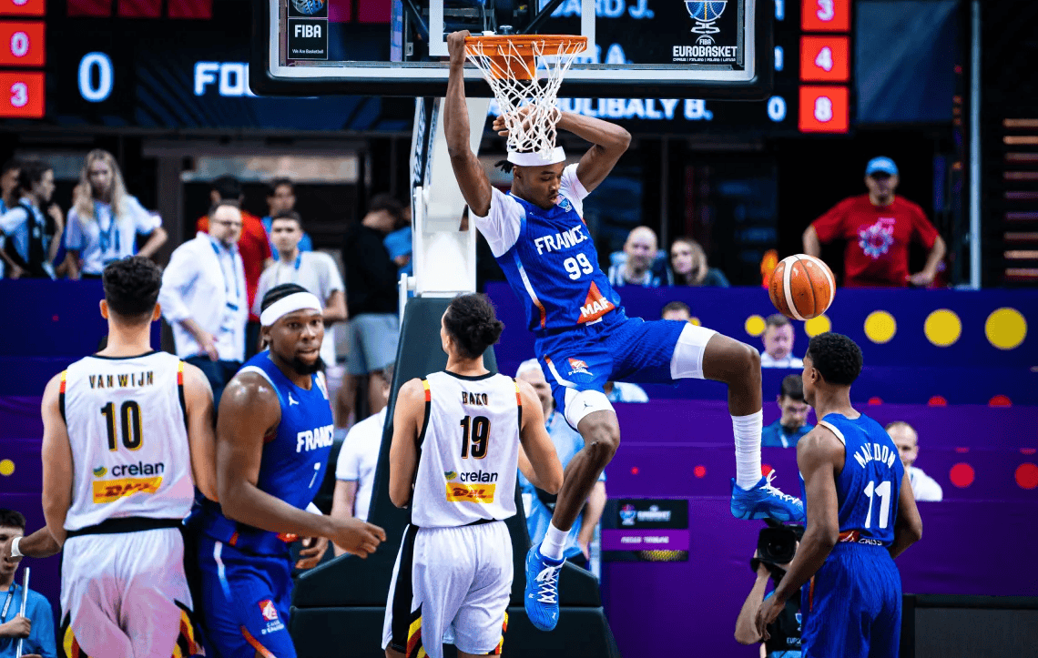 法国男篮完胜篮网，浓眉送出助攻