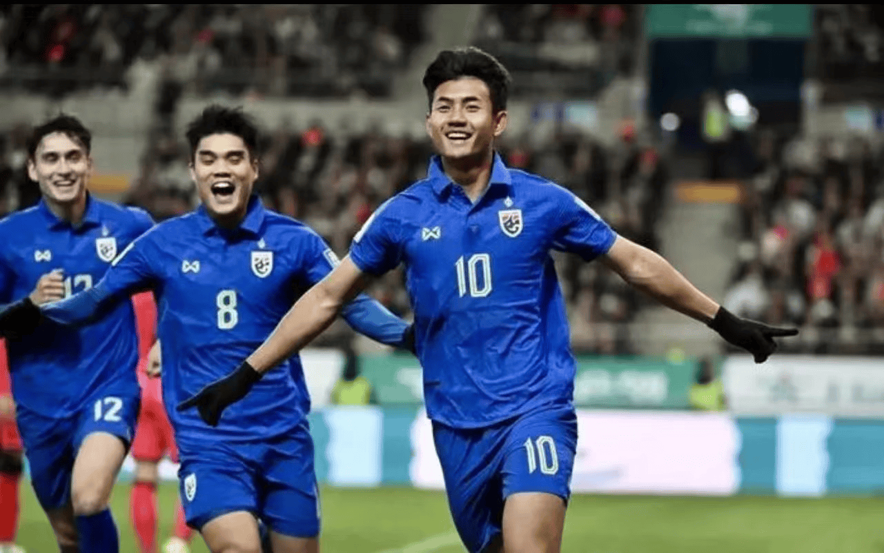 泰国羽毛球队碾压韩国羽毛球队，马琳三分雨点燃全场