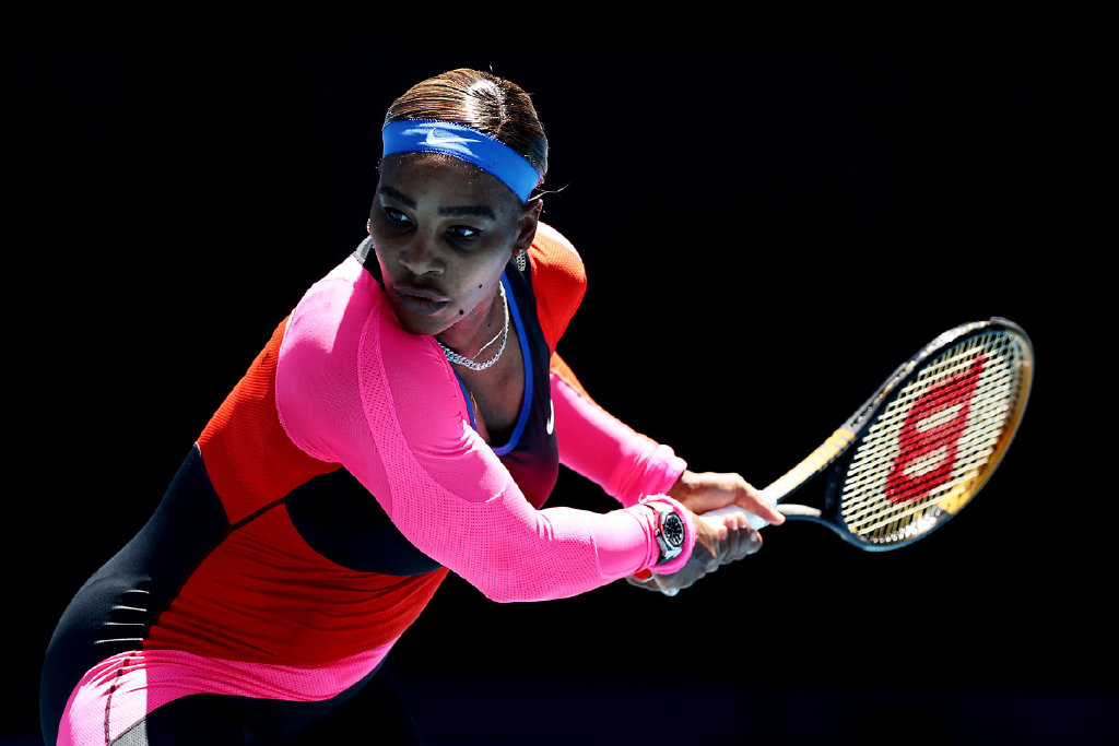 橄榄球惊险逆转取胜，粉丝狂欢不已