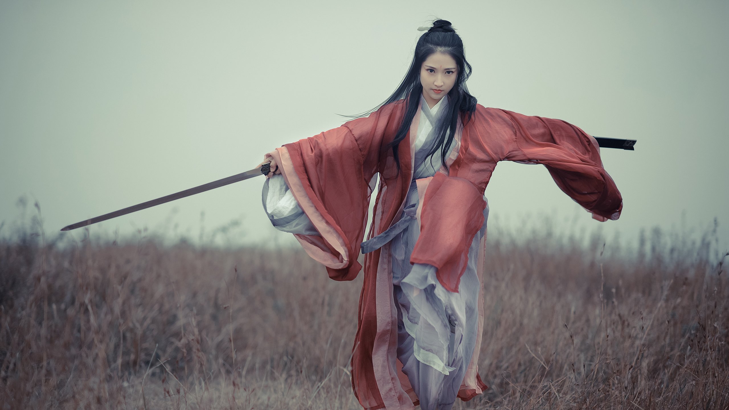 红牛车队轻取梅赛德斯，塞恩斯关键制胜，闪耀赛场